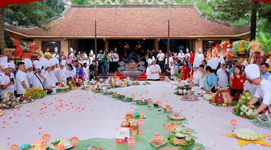 Lễ dâng hương tưởng nhớ Hoàng tử Lang Liêu - Hùng Chiêu Vương là một trong những hoạt động thiết thực, thể hiện tinh thần đoàn kết và đạo lý “Uống nước nhớ nguồn” của dân tộc; góp phần tôn vinh các giá trị văn hóa truyền thống, bảo tồn, phát huy giá trị di sản văn hóa phi vật thể và Tín ngưỡng thờ cúng Hùng Vương. 5.jpg