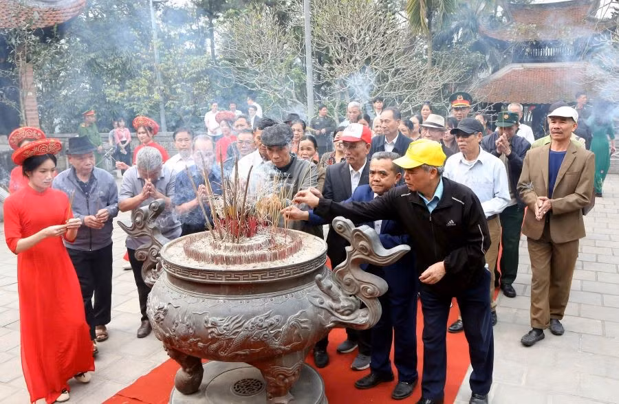 Nhân dân cùng du khách thành kính tổ chức Lễ dâng hương tưởng niệm Tổ Mẫu Âu Cơ.