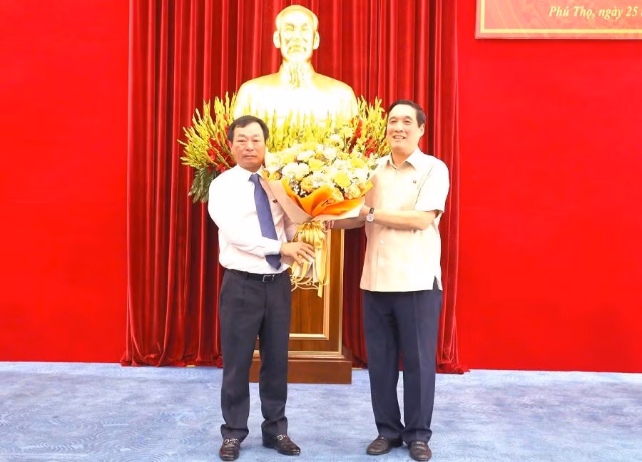 Ông Bùi Văn Quang, Phó Bí thư Tỉnh ủy, Chủ tịch UBND tỉnh Phú Thọ (trái) tặng hoa ông Bùi Minh Châu, Bí thư Tỉnh ủy Phú Thọ.