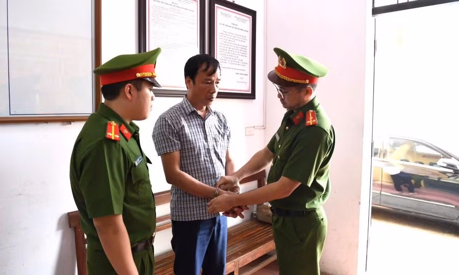 Cơ quan CSĐT Công an tỉnh Phú Thọ thi hành lệnh bắt người bị giữ trong trường hợp khẩn cấp đối với Văn Mạnh Thắng, Chủ tịch UBND xã Thạch Khoán (ảnh CAT Phú Thọ).