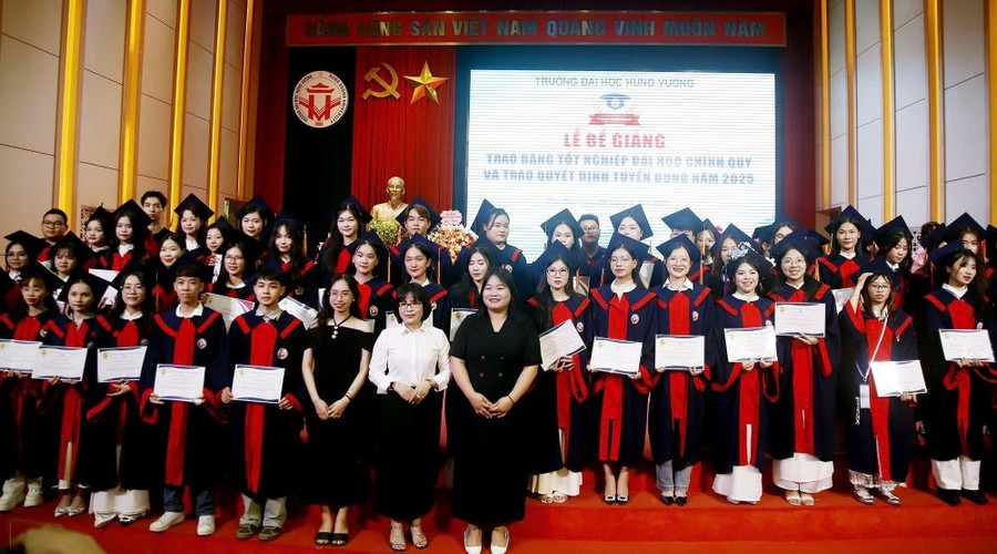 Đại diện các doanh nghiệp trao quyết định tuyển dụng cho các tân cử nhân vừa tốt nghiệp. z6683699068594-b0423b58da554b4414036c587fb0b5a0.jpg