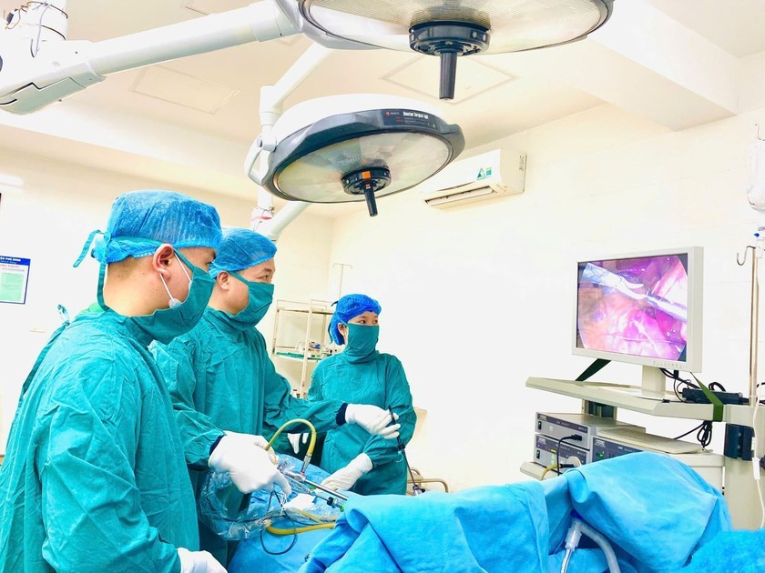 Các bác sỹ TTYT huyện Phù Ninh phẫu thuật nội soi cấp cứu thành công bệnh nhân bị viêm phúc mạc toàn thể nghi do thủng ổ loét dạ dày. cap-cuu-thanh-cong-bn-bi-thung-da-day-2251-1363.jpg