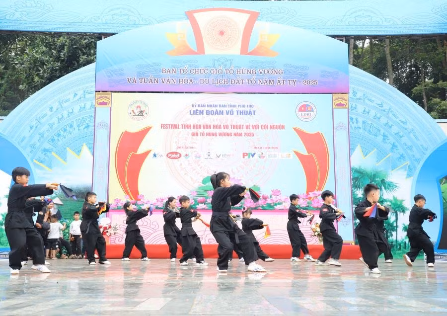 Tại Khu Di tích lịch sử Đền Hùng (tỉnh Phú Thọ), Liên đoàn Võ thuật tỉnh Phú Thọ tổ chức chương trình Festival tinh hoa văn hóa võ thuật về với cội nguồn với sự tham gia của 18 đơn vị đến từ khắp các tỉnh, thành cả nước.
