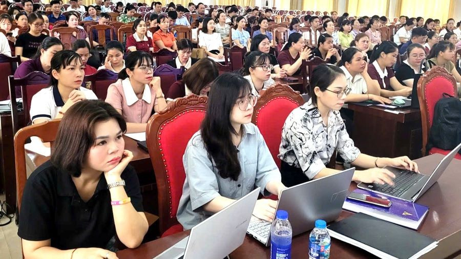 Giáo viên tham gia Hội nghị tập huấn “Ứng dụng công nghệ trí tuệ nhân tạo (AI) trong giảng dạy”.