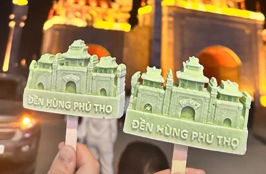Người dân và du khách thích thú với những que kem “check-in” tạo hình chiếc cổng vào Trung tâm lễ hội Khu Di tích lịch sử Đền Hùng.