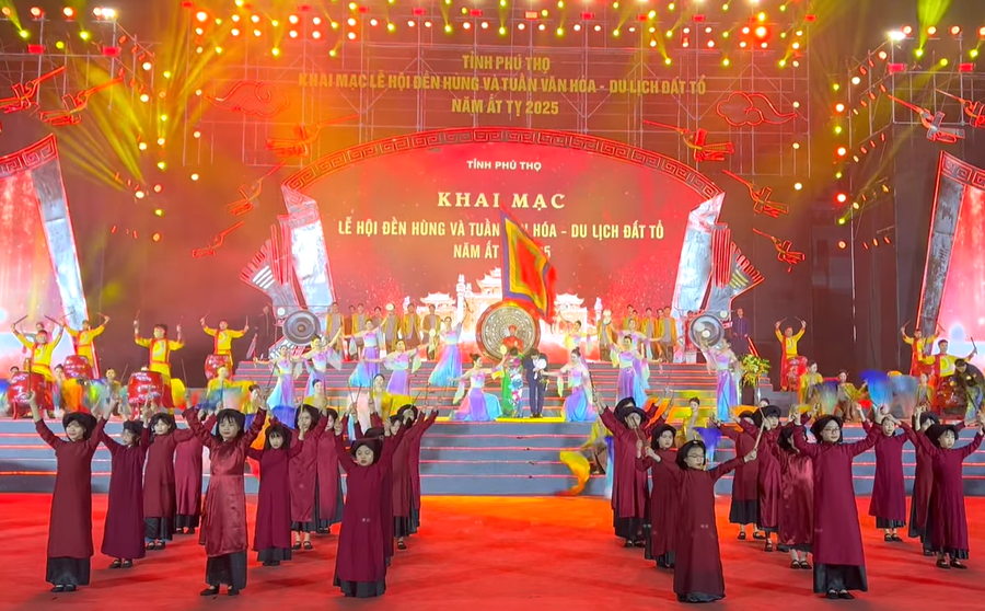 Tại Lễ khai mạc Lễ hội Đền Hùng và Tuần Văn hóa Du lịch Đất Tổ năm Ất Tỵ - 2025 diễn ra chương trình nghệ thuật với chủ đề "Âm vang cội nguồn".