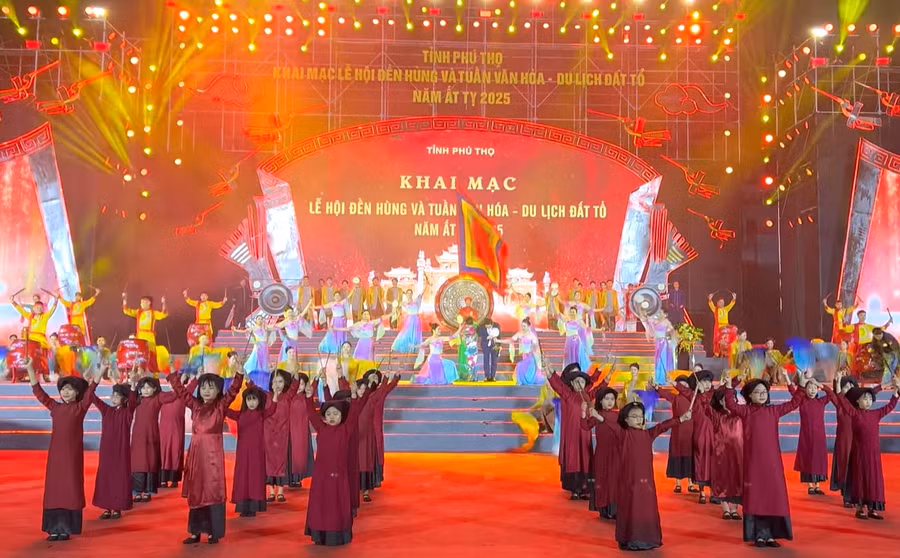 Tại Lễ khai mạc Lễ hội Đền Hùng và Tuần Văn hóa Du lịch Đất Tổ năm Ất Tỵ - 2025 diễn ra chương trình nghệ thuật với chủ đề "Âm vang cội nguồn".