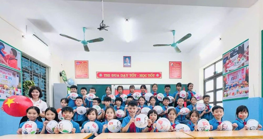Cô và trò lớp 3A1 Trường Tiểu học Cao Xá (huyện Lâm Thao) hưởng ứng kỷ niệm 50 năm Ngày Giải phóng miền Nam, thống nhất đất nước (30/4/1975 - 30/4/2025).