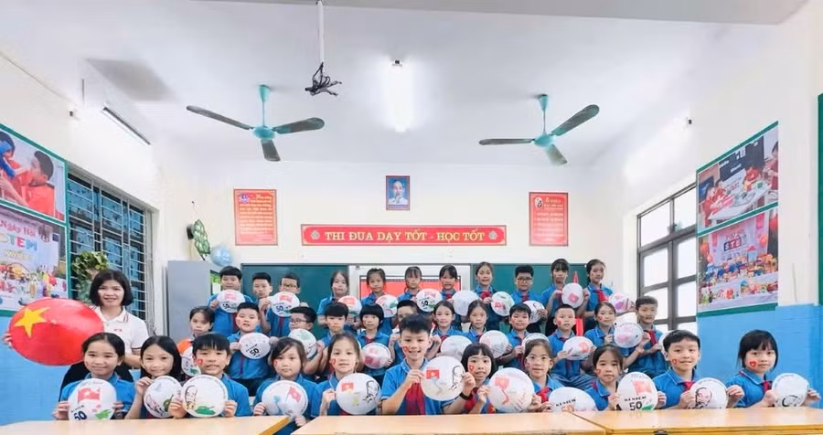 Cô và trò lớp 3A1 Trường Tiểu học Cao Xá (huyện Lâm Thao) hưởng ứng kỷ niệm 50 năm Ngày Giải phóng miền Nam, thống nhất đất nước (30/4/1975 - 30/4/2025).