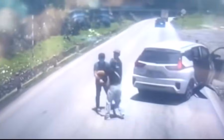 Sự việc xảy ra khu vực đèo Đá Trắng (ảnh cắt từ clip).