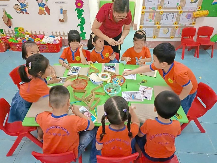 Teachers focus on organizing practical activities, experiences, and learning through play. z6891559155391-df05d789130cc34bcae23fd61bc6f0f2.jpg