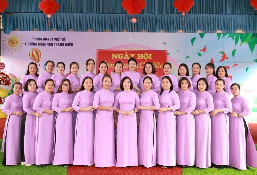 Staff, teachers and employees of Thanh Mieu Kindergarten. z6891559196343-0a4b6c20c893dd974c46518822a3ad96.jpg