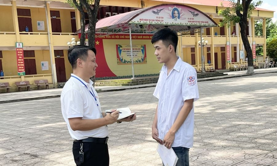 Thí sinh Nguyễn Bá Hoài Nam (bên phải) trao đổi tại Điểm thi số 23 - Trường THPT Phong Châu, huyện Lâm Thao. z6740501446755-58e87e2a02a2bac532e9d4396f3bcc30.jpg