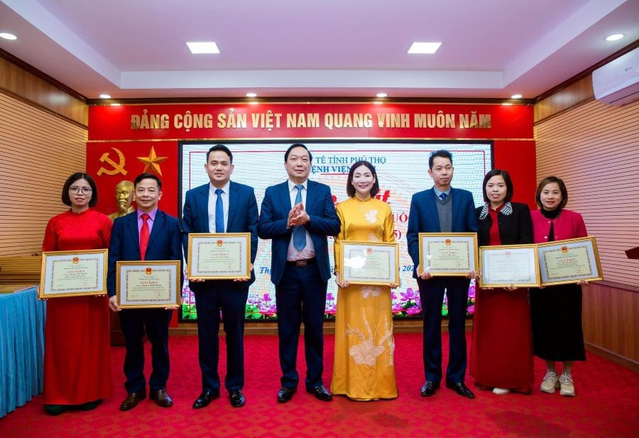 BS CKII Lê Anh Hải - Giám đốc Bệnh viện Phổi tỉnh Phú Thọ trao tặng giấy khen cho các tập thể, cá nhân có thành tích xuất sắc trong năm 2024. 486941458-1183885826859360-7133008712274009313-n.jpg