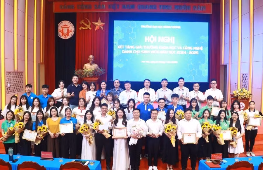 Hội đồng giám khảo tặng hoa và Giấy khen cho các nhóm nghiên cứu đạt Giải thưởng Khoa học và Công nghệ dành cho sinh viên năm học 2024 - 2025