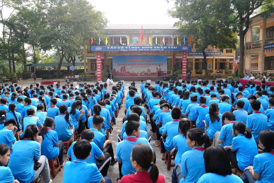 Học sinh Trường TH&THCS Mông Hoá tham gia chương trình tuyên truyền, trải nghiệm và thực hành kỹ năng PCCC&CNCH (ảnh Công an tỉnh Phú Thọ). 1.jpg