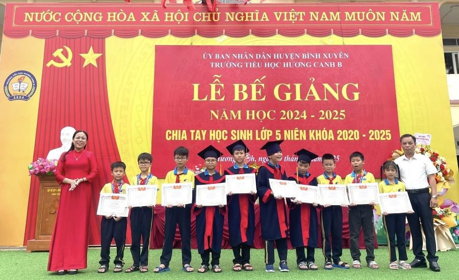 Trao thưởng cho các em học sinh trường Tiểu học Hương Canh B. 501217439-1195568775698350-7753113955509544832-n.jpg