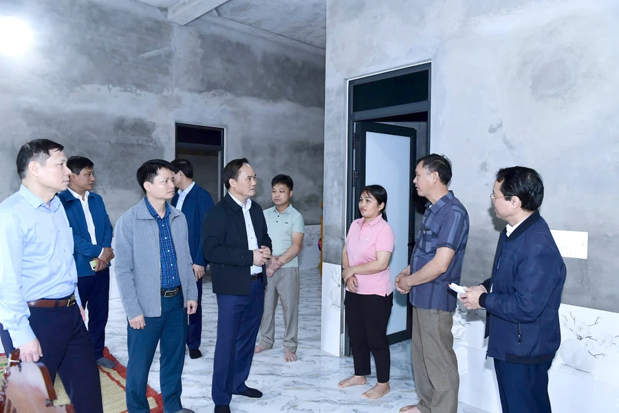 Ông Hoàng Việt Phương, Phó Chủ tịch UBND tỉnh Tuyên Quang kiểm tra công tác xoá nhà tạm, nhà dột nát tại huyện Chiêm Hóa, ngày 12/3/2025.