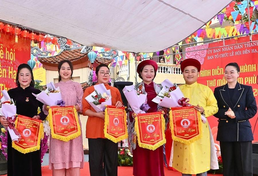 Ban tổ chức tặng hoa, cờ lưu niệm cho các thủ nhang, nghệ nhân, thanh đồng tham gia trình diễn.