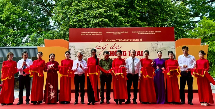 Các đại biểu cắt băng khai mạc trưng bày chuyên đề “Ký ức không phai”. 1.jpg