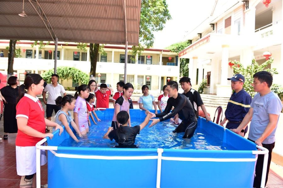 Lực lượng Cảnh sát PCCC và cứu nạn, cứu hộ, Công an tỉnh Tuyên Quang tuyên truyền, hướng dẫn học sinh kỹ năng phòng đuối nước. 2.jpg