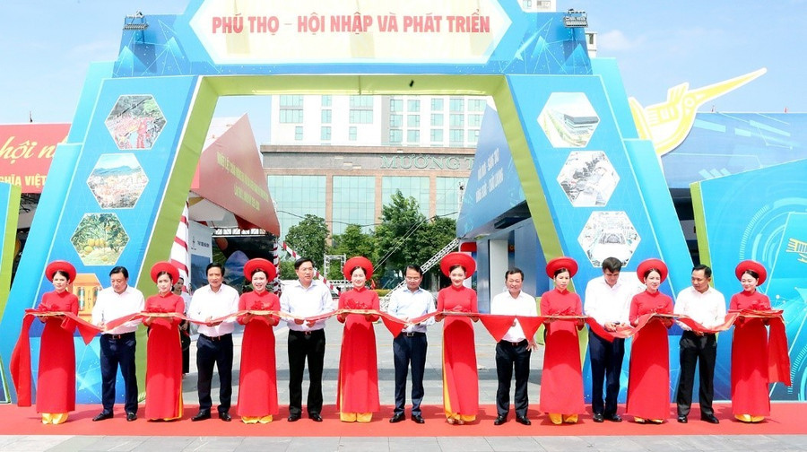 Ông Đặng Xuân Phong, Bí thư Tỉnh ủy Phú Thọ cùng các đại biểu thực hiện nghi thức cắt băng khai trương Không gian trưng bày kinh tế - xã hội của tỉnh .