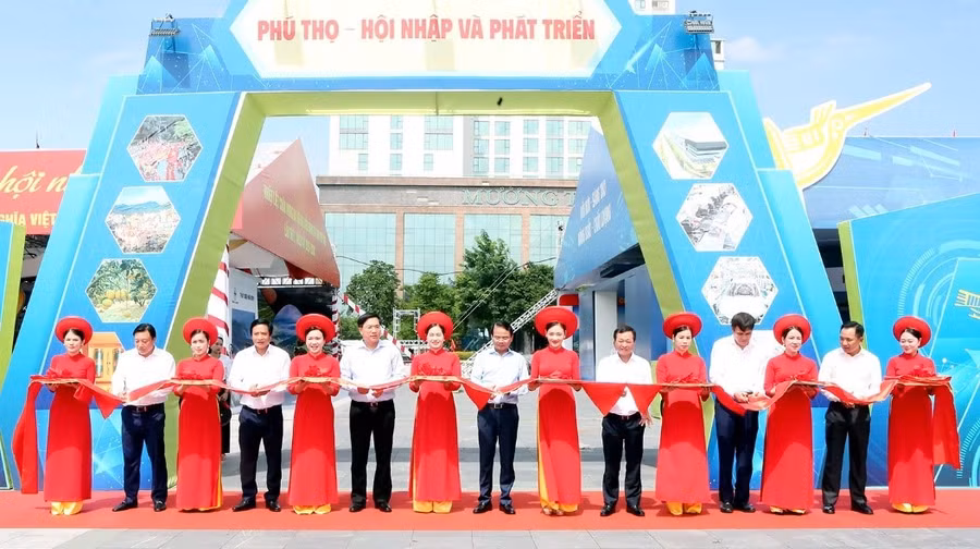 Ông Đặng Xuân Phong, Bí thư Tỉnh ủy Phú Thọ cùng các đại biểu thực hiện nghi thức cắt băng khai trương Không gian trưng bày kinh tế - xã hội của tỉnh .