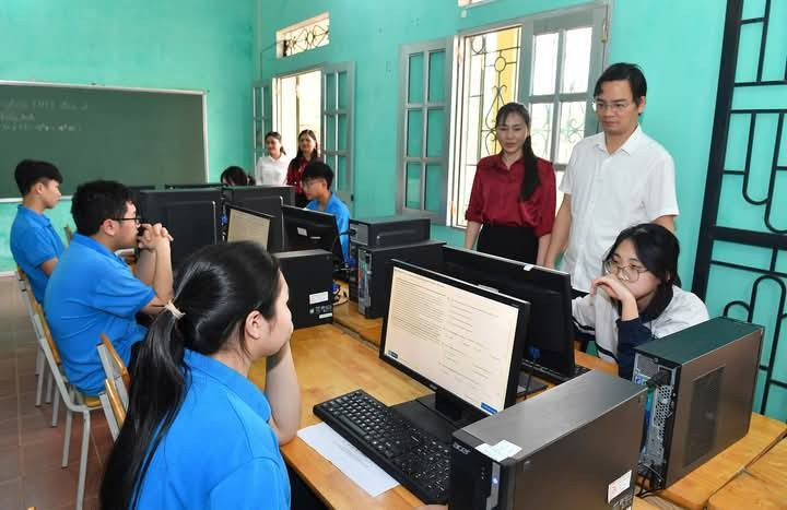 Ông Vũ Đình Hưng - Giám đốc Sở GD&ĐT tỉnh Tuyên Quang kiểm tra công tác tổ chức thi thử trực tuyến lần 2.
