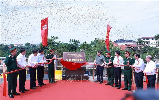 Thủ tướng Phạm Minh Chính và các đại biểu thực hiện nghi thức gắn biển công trình chào mừng Đại hội đại biểu Đảng bộ Quân đội lần thứ XII và Đại hội đại biểu Đảng bộ tỉnh Phú Thọ lần thứ nhất. Ảnh: Dương Giang/TTXVN. 2.jpg