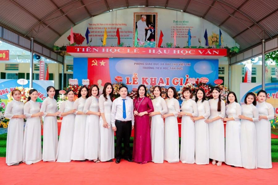 បុគ្គលិក គ្រូបង្រៀន និងបុគ្គលិកនៃសាលាបឋមសិក្សា Tan Duc ។ 458583378-122196027356063841-8180810316077241275-n.jpg