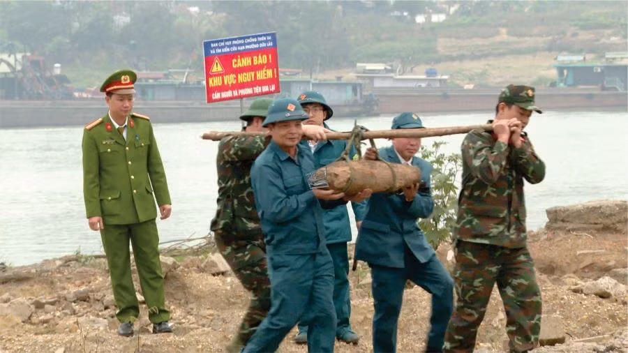 Các lực lượng tháo gỡ và di chuyển quả bom đi tiêu hủy.