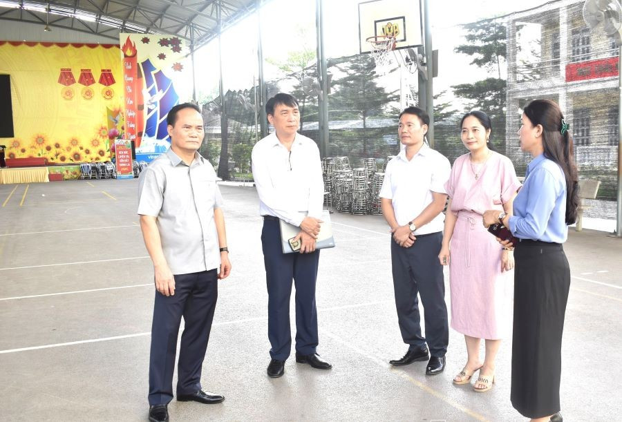 Ông Hoàng Việt Phương - Phó Chủ tịch UBND tỉnh Tuyên Quang cùng Đoàn kiểm tra công tác chuẩn bị Kỳ thi tốt nghiệp THPT năm 2025 tại điểm thi Trường THCS Lê Quý Đôn (TP Tuyên Quang).