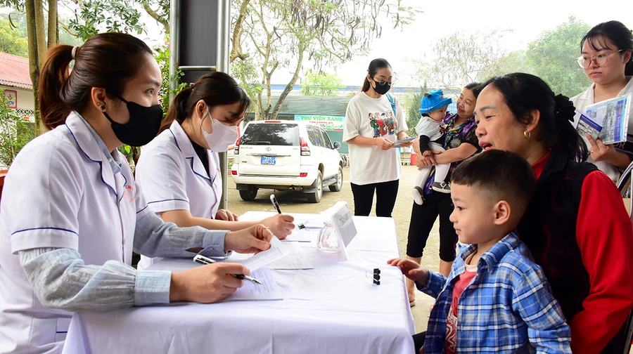 Khám sàng lọc cho trẻ trước khi tiêm phòng sởi tại Trường Tiểu học Hữu Thổ, (xã Đội Bình, huyện Yên Sơn, tỉnh Tuyên Quang).