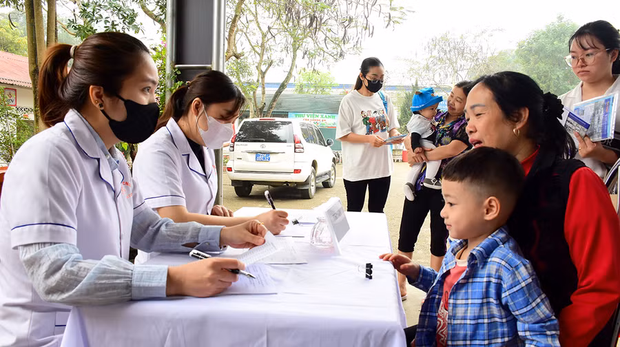 Khám sàng lọc cho trẻ trước khi tiêm phòng sởi tại Trường Tiểu học Hữu Thổ, (xã Đội Bình, huyện Yên Sơn, tỉnh Tuyên Quang).