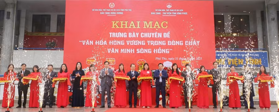 Các đại biểu cắt băng khai mạc.