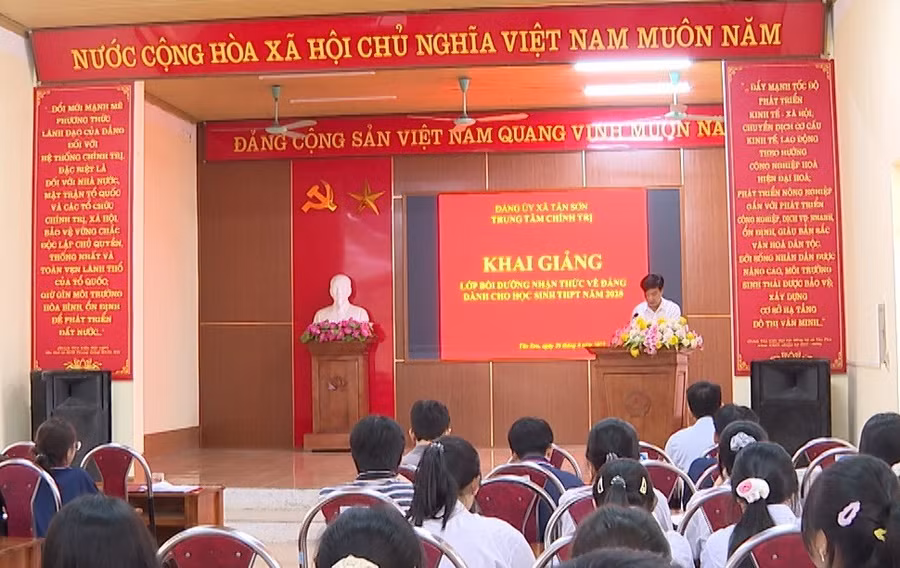 Quang cảnh buổi khai giảng lớp Bồi dưỡng nhận thức về Đảng cho học sinh THPT năm 2025.