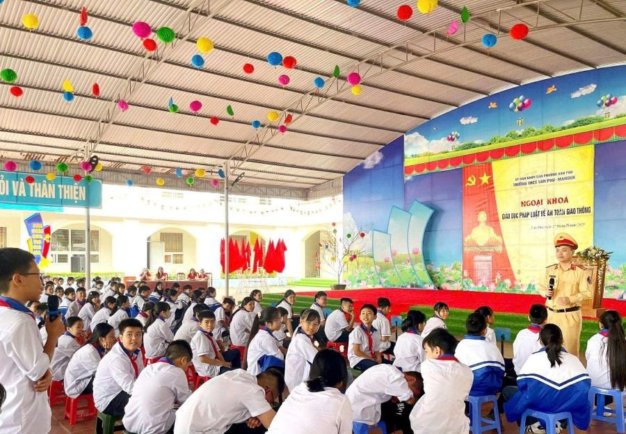Cán bộ Phòng CSGT Công an tỉnh Phú Thọ tuyên truyền, phổ biến giáo dục pháp luật về an toàn giao thông cho học sinh Trường THCS Vân Phú - Manduk. van-phu-2.jpg