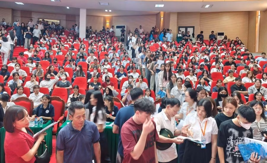 Sinh viên chờ làm thủ tục nhập học.