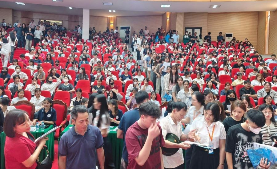 Sinh viên chờ làm thủ tục nhập học.