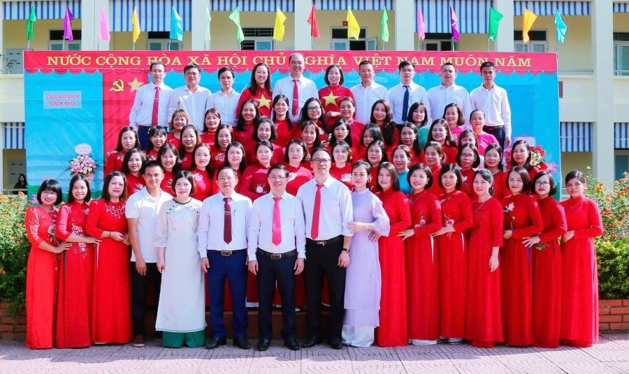 Tập thể cán bộ, giáo viên, nhân viên Trường THPT Thanh Sơn. 2024-2025.jpg