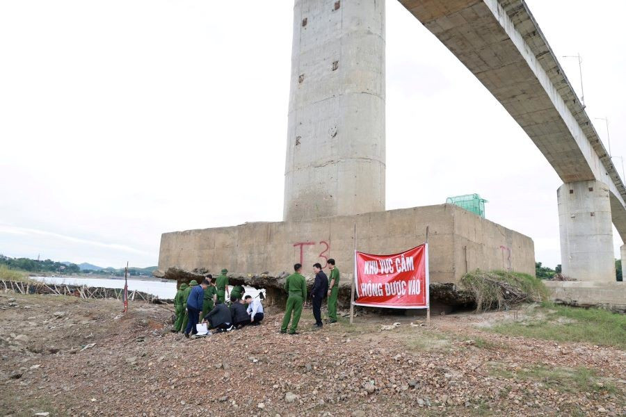 Lực lượng chức năng khám nghiệm hiện trường tại cầu Sông Lô (ảnh: Công an tỉnh Phú Thọ)