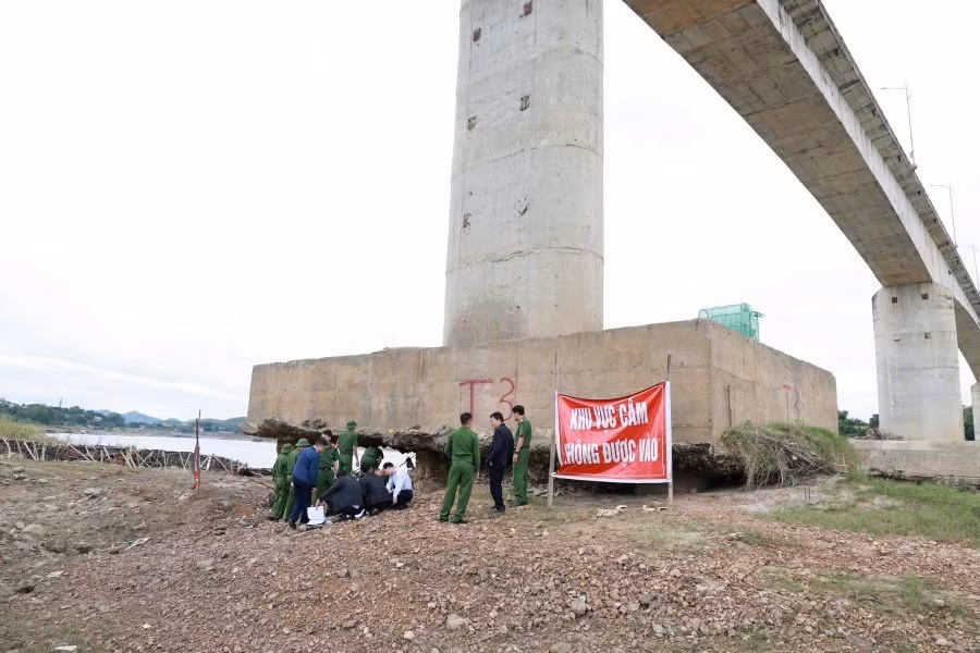 Lực lượng chức năng khám nghiệm hiện trường tại cầu Sông Lô (ảnh: Công an tỉnh Phú Thọ)