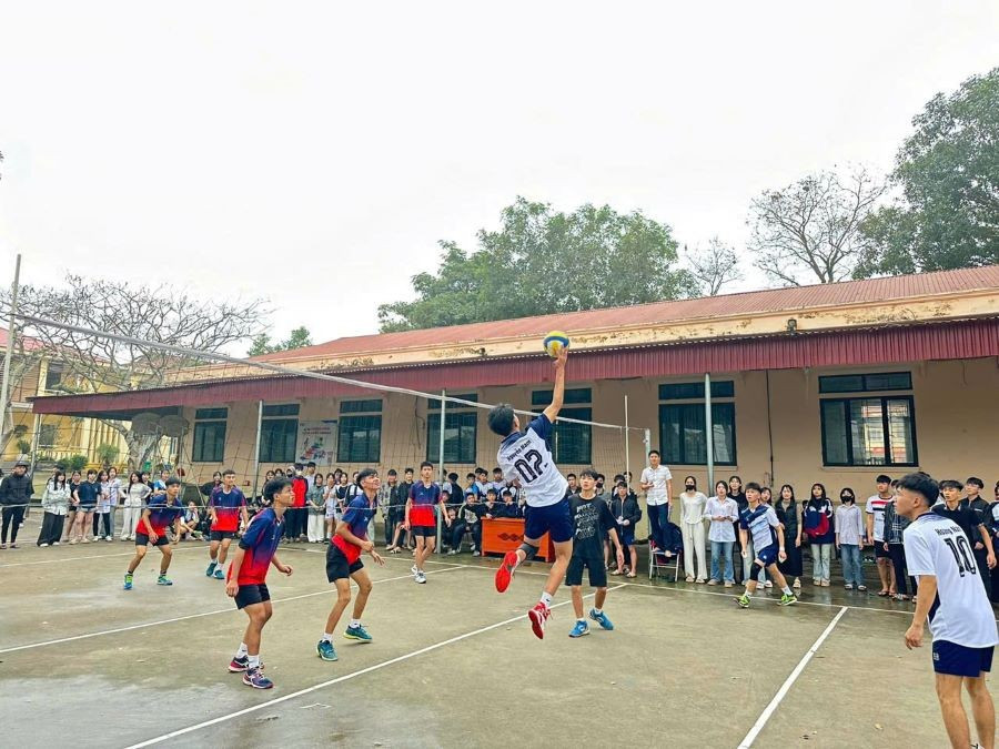 Cùng với việc nâng cao chất lượng giáo dục, trường THPT Yển Khê còn đẩy mạnh các hoạt động văn hóa, thể dục thể thao. anh-4-thi-dau-bong-chuyen-nam.jpg