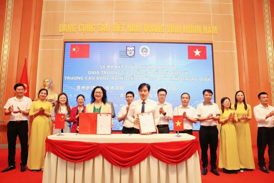 Ngày 19/5/2025, tại TX Phú Thọ, ông Nguyễn Quang Ân - Hiệu trưởng Trường Cao đẳng Y tế Phú Thọ ký thỏa thuận hợp tác với Trường Cao đẳng Nghề Điều Dưỡng Quý Châu (Trung Quốc) 499526981-705407168805544-7621326345271087941-n.jpg