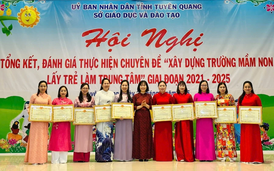 Sở GD&ĐT tỉnh Tuyên Quang trao tặng Giấy khen cho các trường.