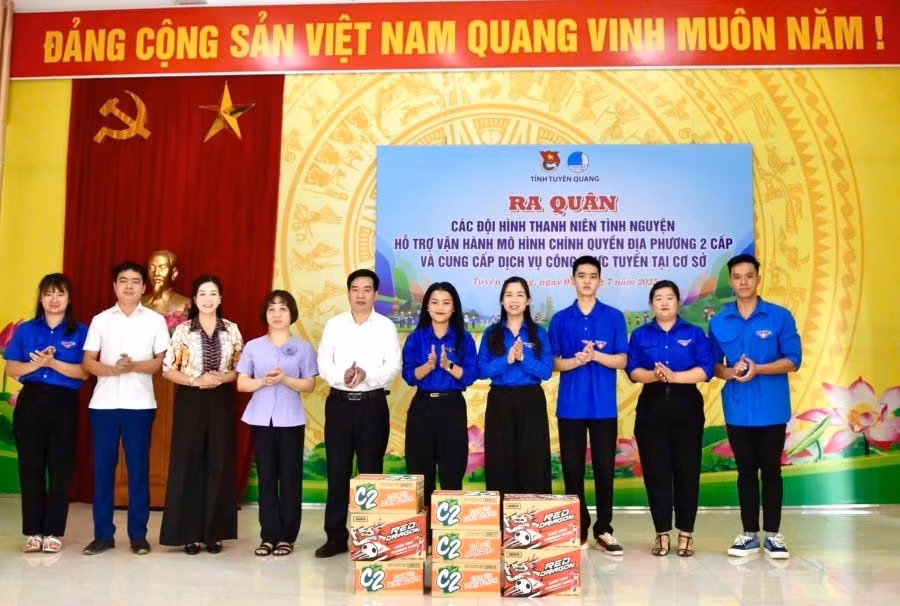 Lãnh đạo Tỉnh Đoàn Tuyên Quang tặng quà cho đội hình tình nguyện phường Minh Xuân.