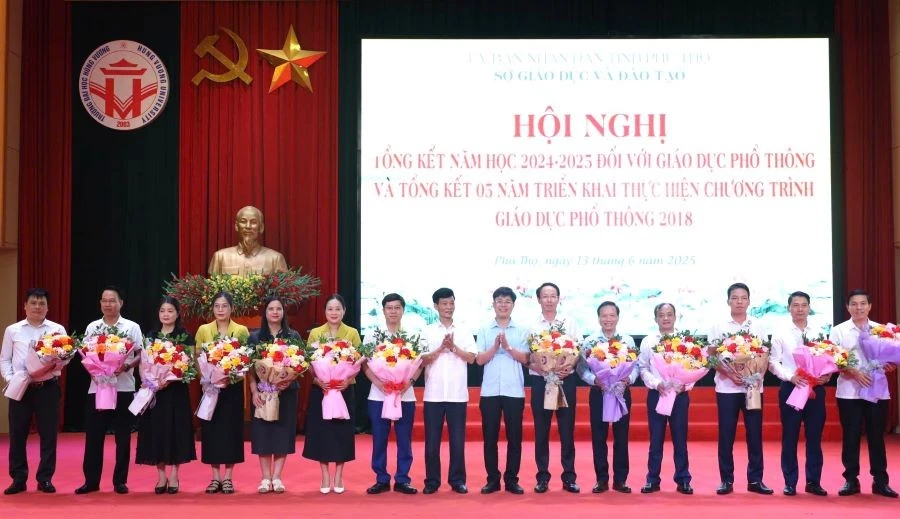 Lãnh đạo Sở GD&ĐT tỉnh Phú Thọ tặng hoa chia tay lãnh đạo các Phòng GD&ĐT huyện, thị, thành.