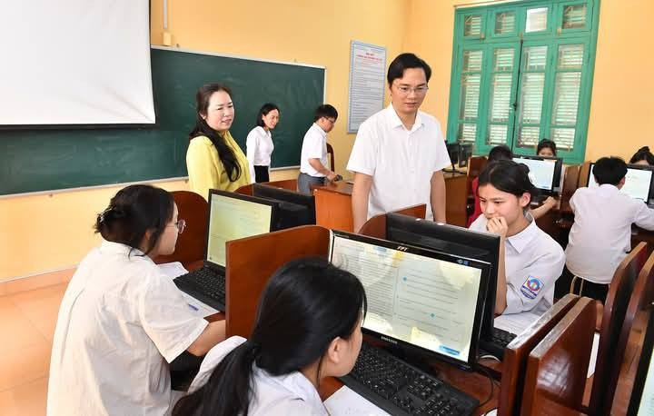Ông Vũ Đình Hưng - Giám đốc Sở GD&ĐT tỉnh Tuyên Quang kiểm tra công tác tổ chức thi thử trực tuyến lần 2.