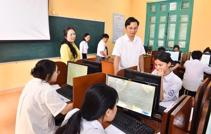 Ông Vũ Đình Hưng - Giám đốc Sở GD&ĐT tỉnh Tuyên Quang kiểm tra công tác tổ chức thi thử trực tuyến lần 2.