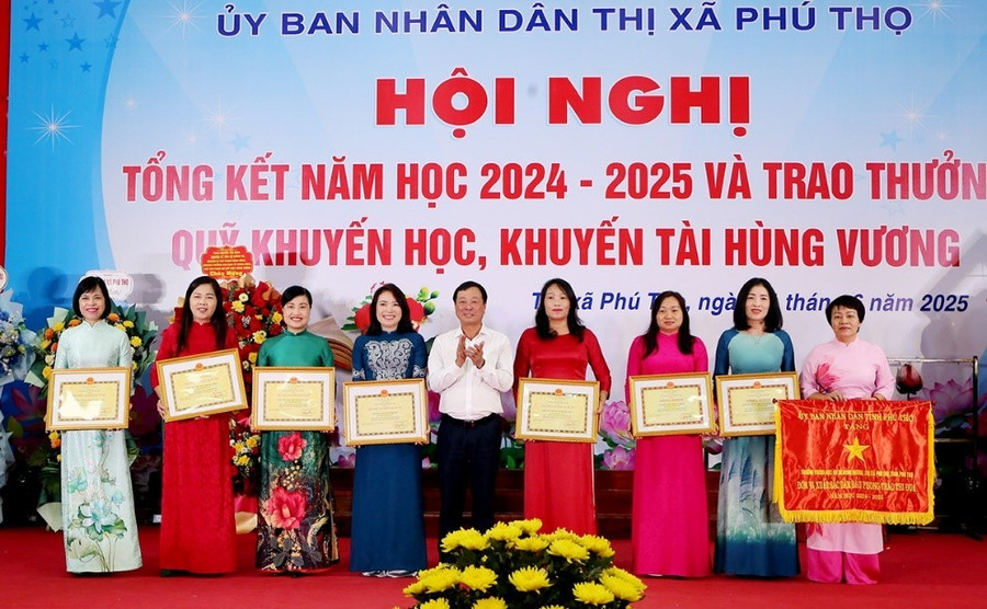 Ông Bùi Văn Quang - Chủ tịch UBND tỉnh Phú Thọ trao Cờ thi đua, Bằng khen và Danh hiệu “Tập thể lao động xuất sắc” cho các tập thể có thành tích xuất sắc trong công tác giáo dục và đào tạo năm học 2024 - 2025. pt1.jpg